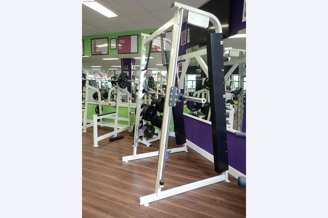 gepflegte Ausstattung eines Fitnessstudios <br>-5