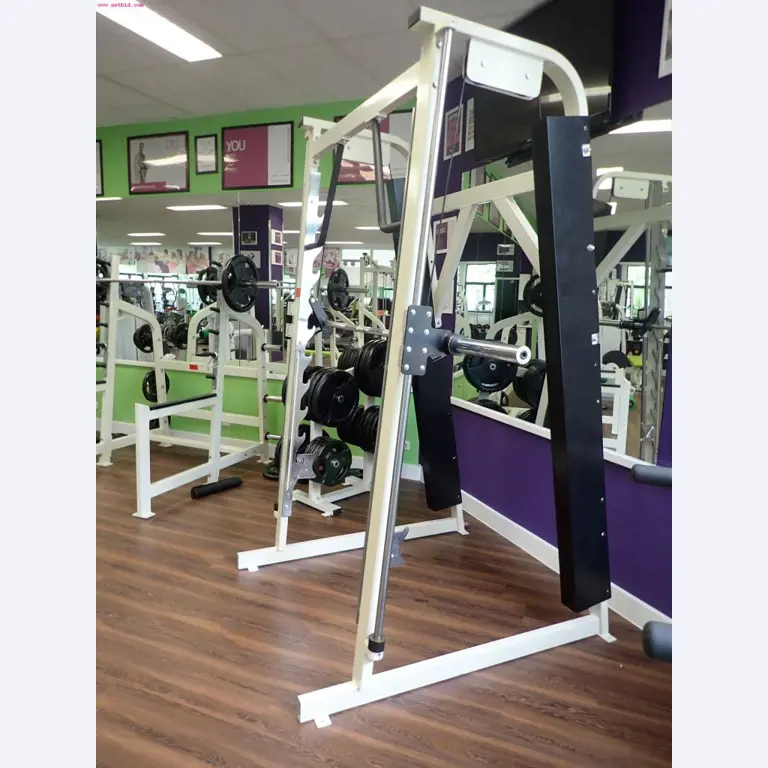 gepflegte Ausstattung eines Fitnessstudios <br>-5