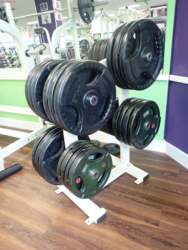 gepflegte Ausstattung eines Fitnessstudios <br>-6