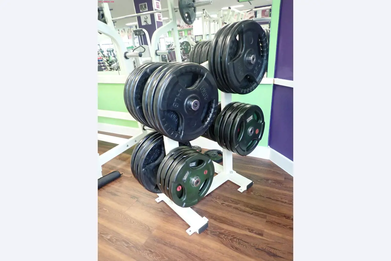 gepflegte Ausstattung eines Fitnessstudios <br>-6