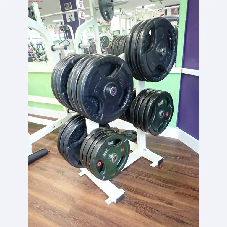 gepflegte Ausstattung eines Fitnessstudios <br>-6