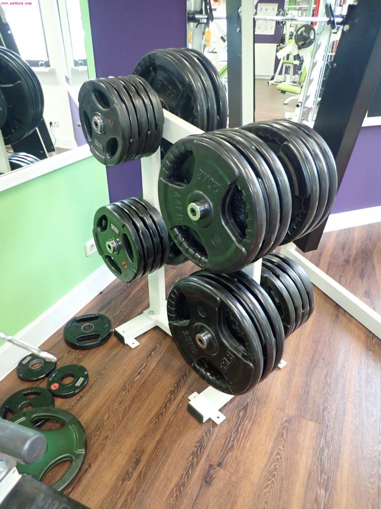 gepflegte Ausstattung eines Fitnessstudios <br>-7