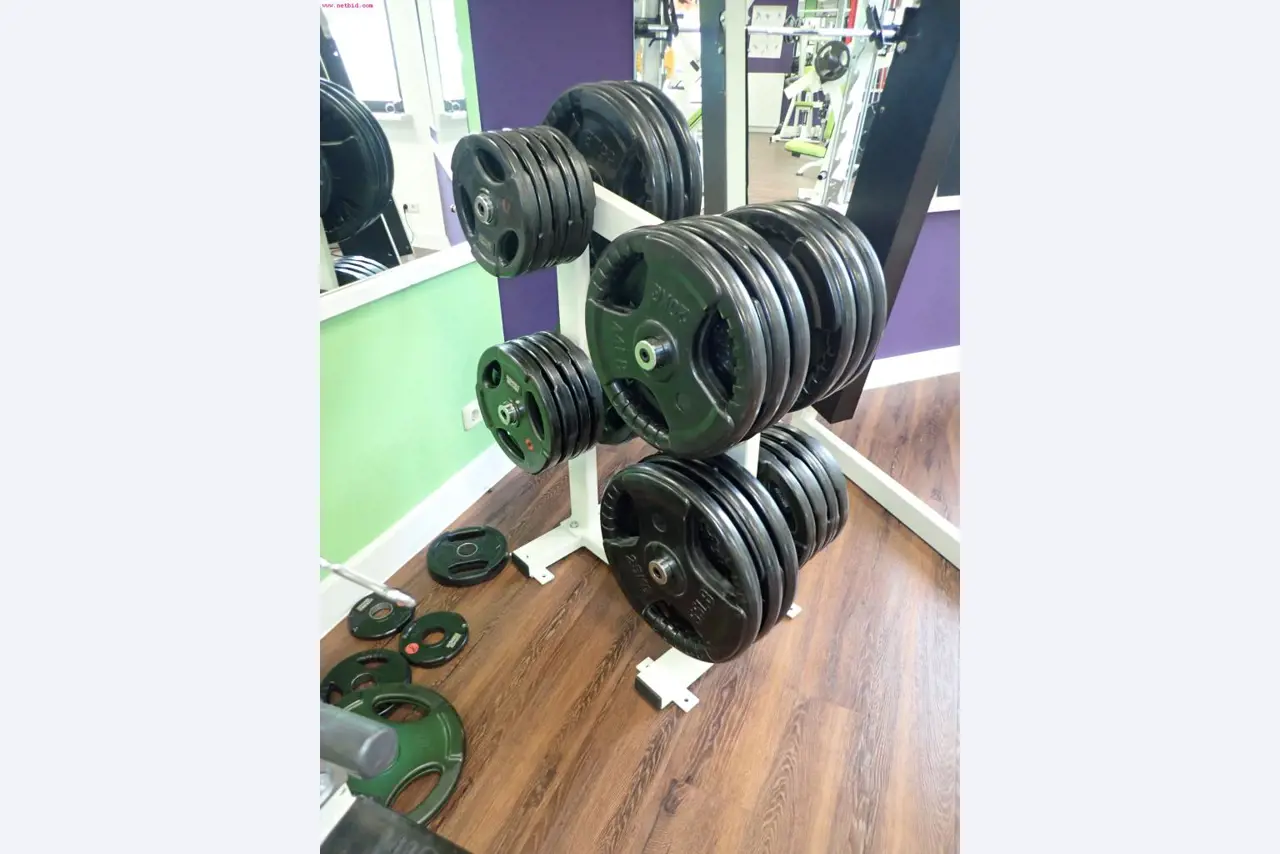 gepflegte Ausstattung eines Fitnessstudios <br>-7