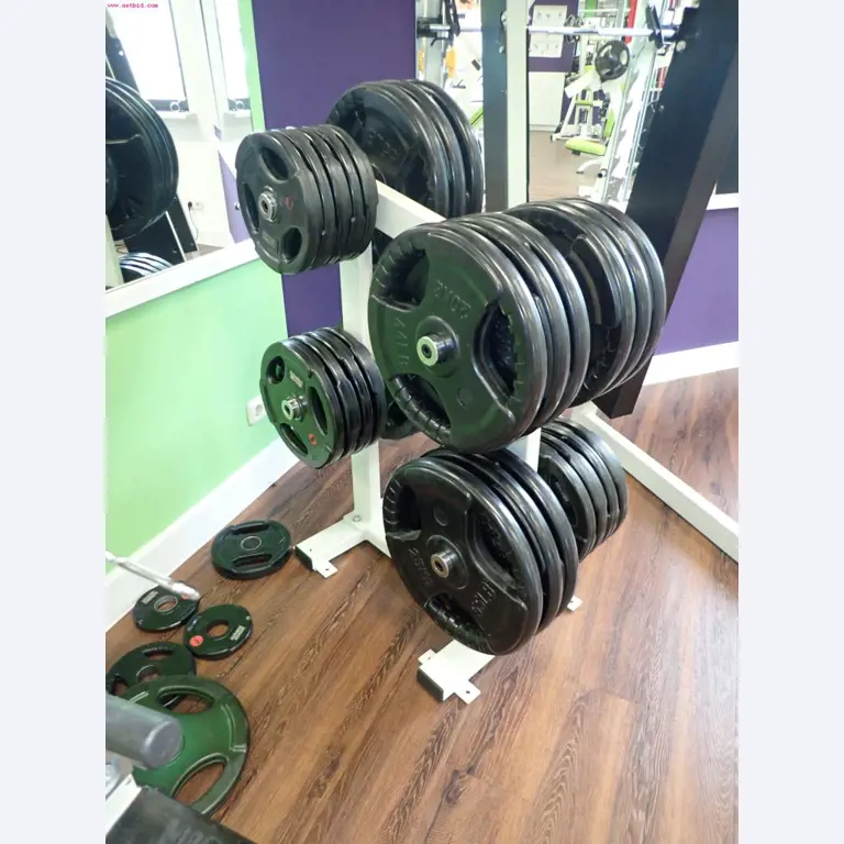 gepflegte Ausstattung eines Fitnessstudios <br>-7