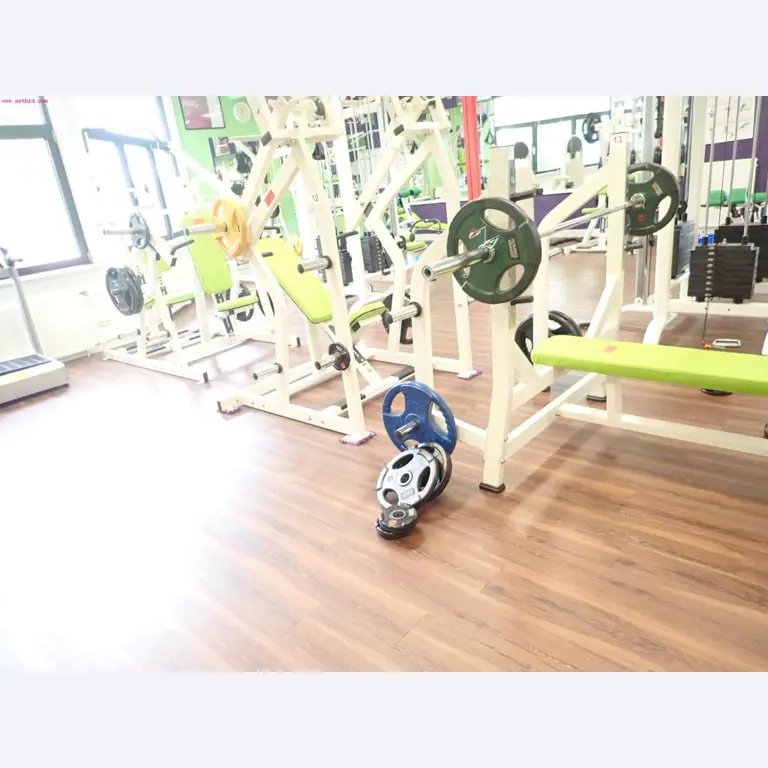 gepflegte Ausstattung eines Fitnessstudios <br>-1