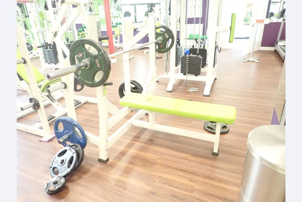 gepflegte Ausstattung eines Fitnessstudios <br>-2