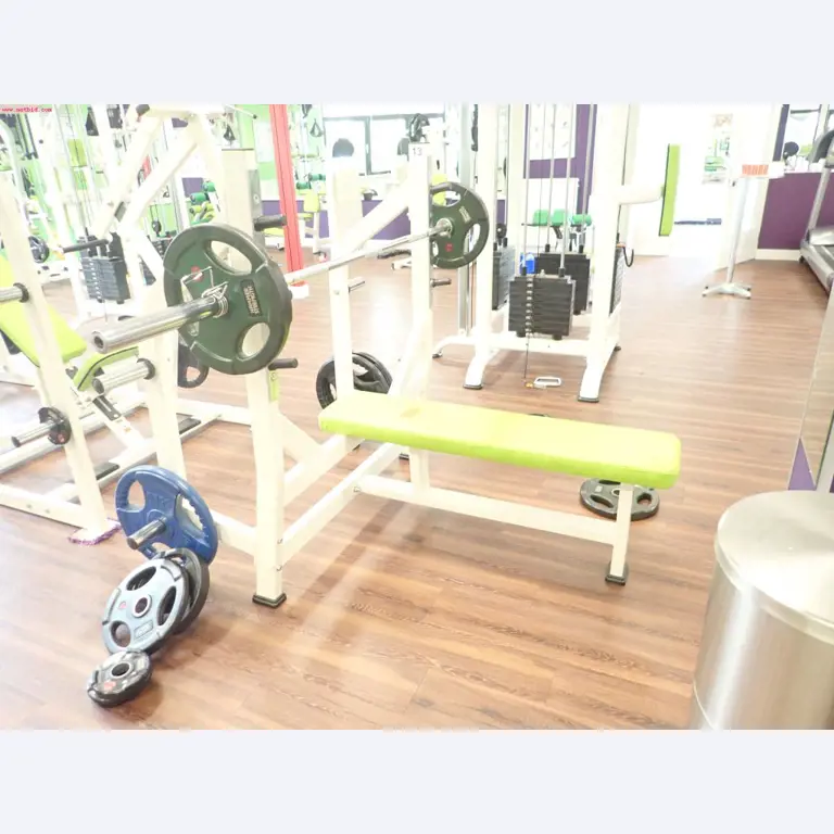 gepflegte Ausstattung eines Fitnessstudios <br>-2