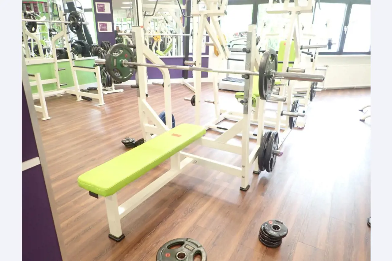 gepflegte Ausstattung eines Fitnessstudios <br>-3