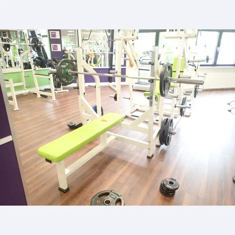 gepflegte Ausstattung eines Fitnessstudios <br>-3