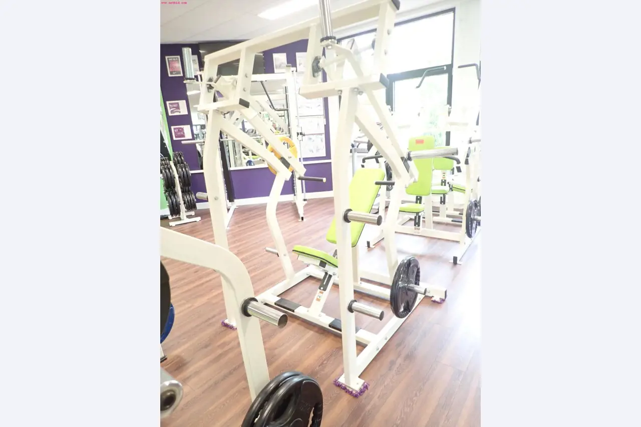 gepflegte Ausstattung eines Fitnessstudios <br>-4