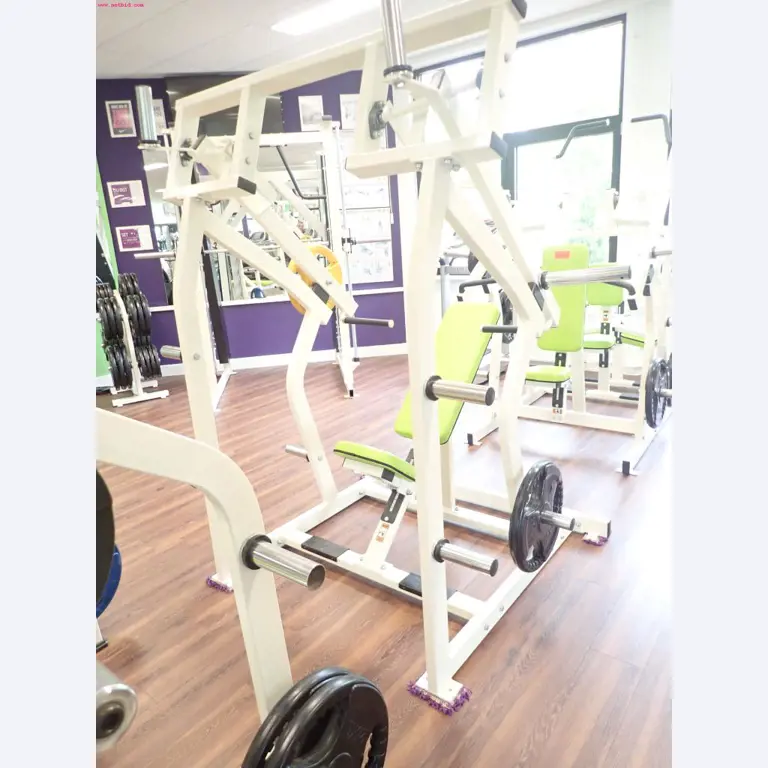 gepflegte Ausstattung eines Fitnessstudios <br>-4