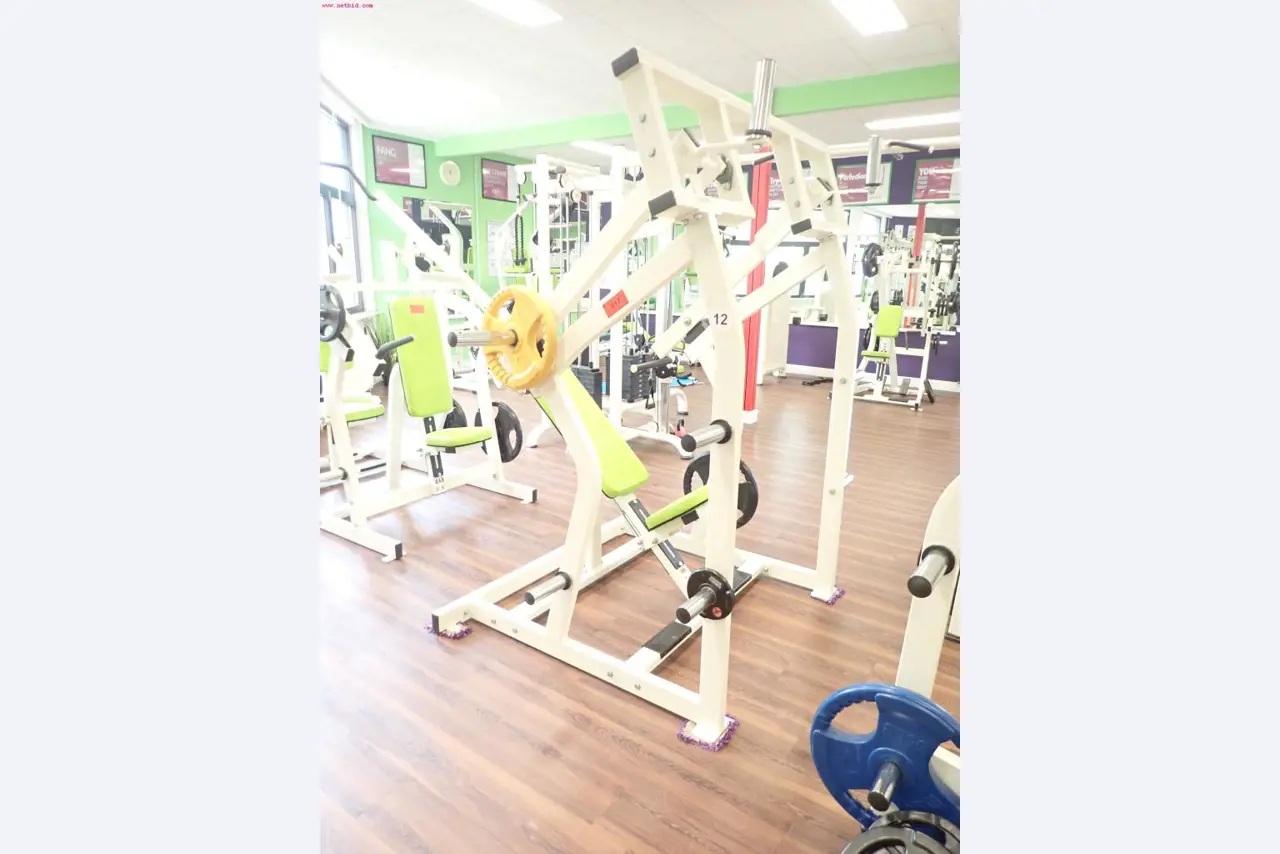 gepflegte Ausstattung eines Fitnessstudios <br>-5