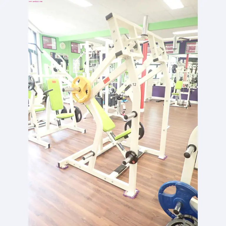 gepflegte Ausstattung eines Fitnessstudios <br>-5