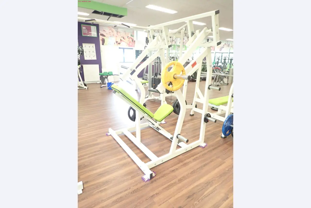 gepflegte Ausstattung eines Fitnessstudios <br>-6
