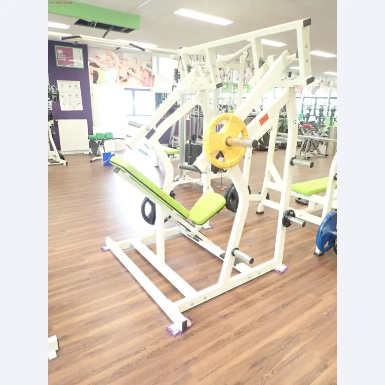 gepflegte Ausstattung eines Fitnessstudios <br>-6