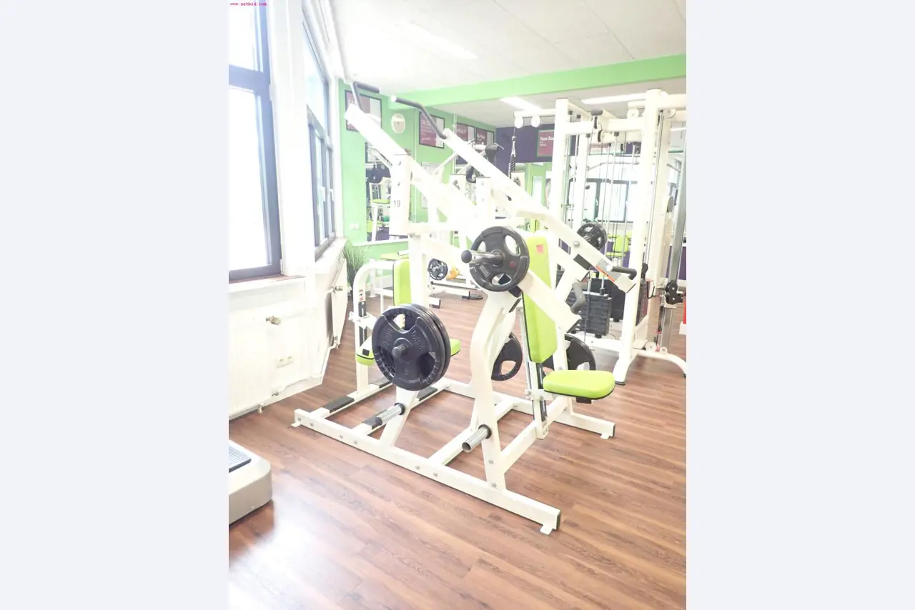 gepflegte Ausstattung eines Fitnessstudios <br>-7