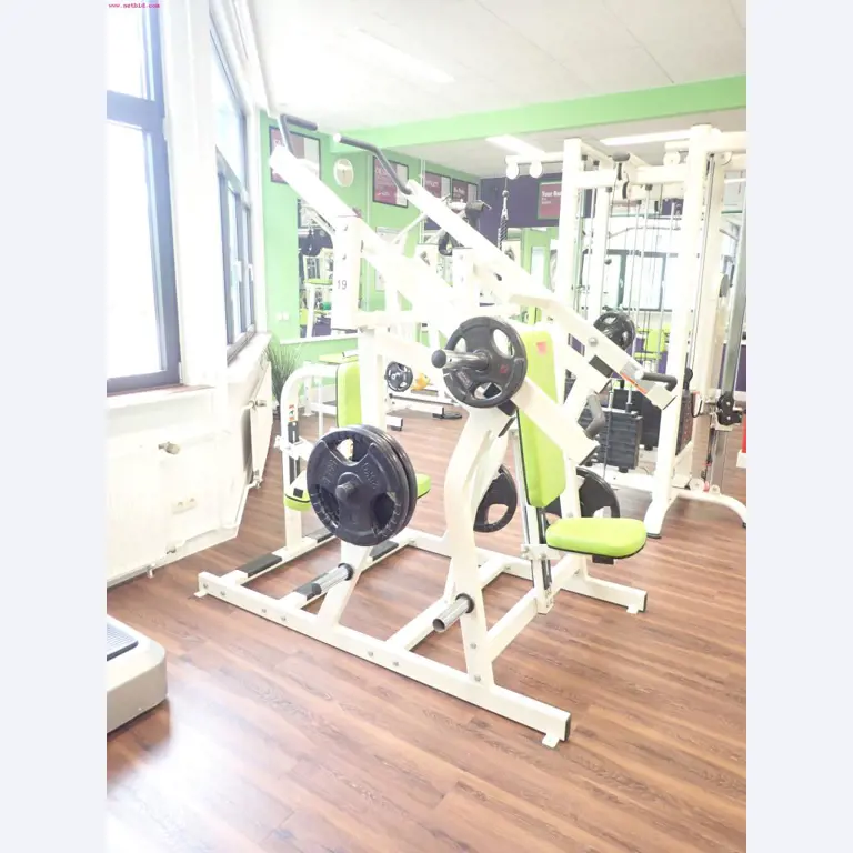 gepflegte Ausstattung eines Fitnessstudios <br>-7