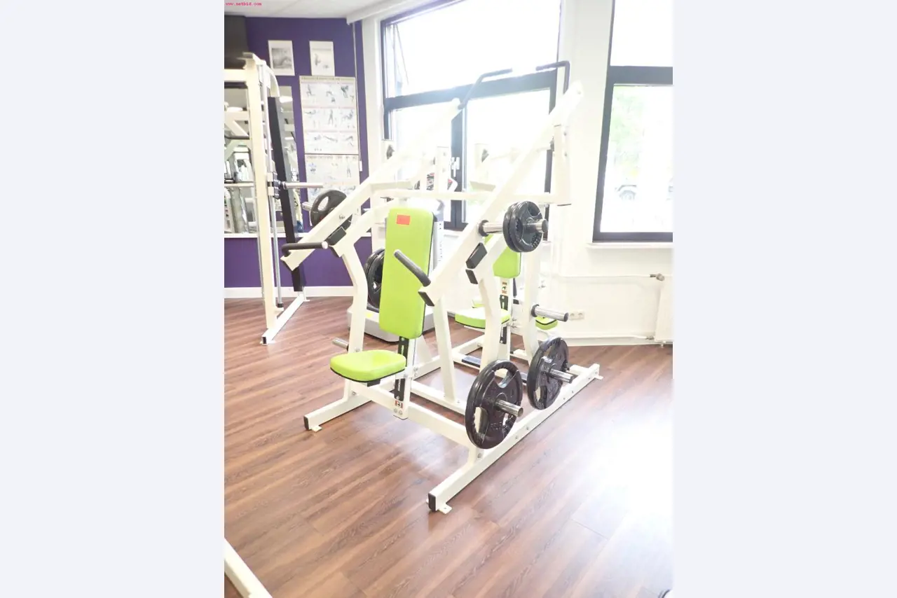 gepflegte Ausstattung eines Fitnessstudios <br>-8
