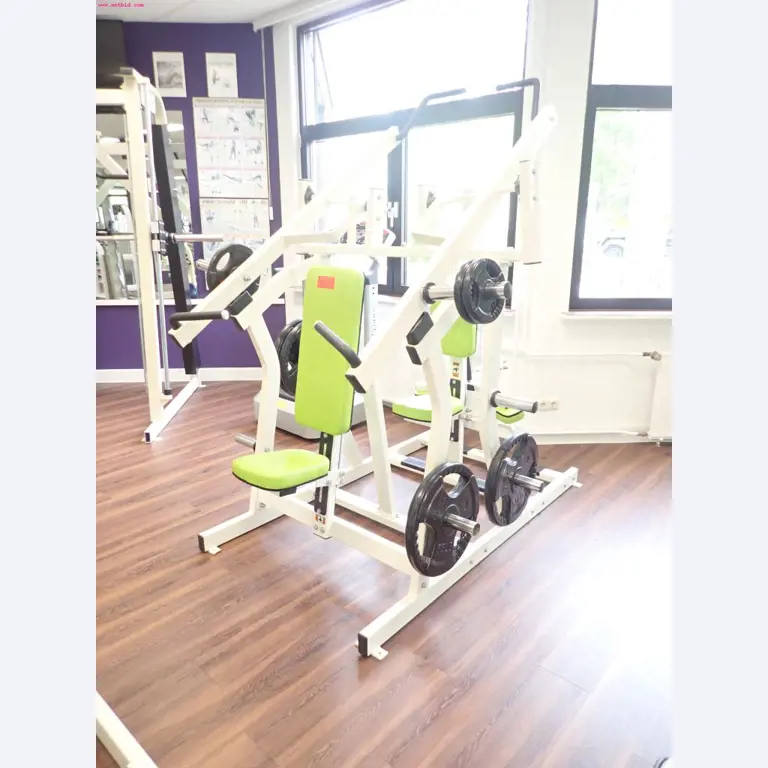 gepflegte Ausstattung eines Fitnessstudios <br>-8