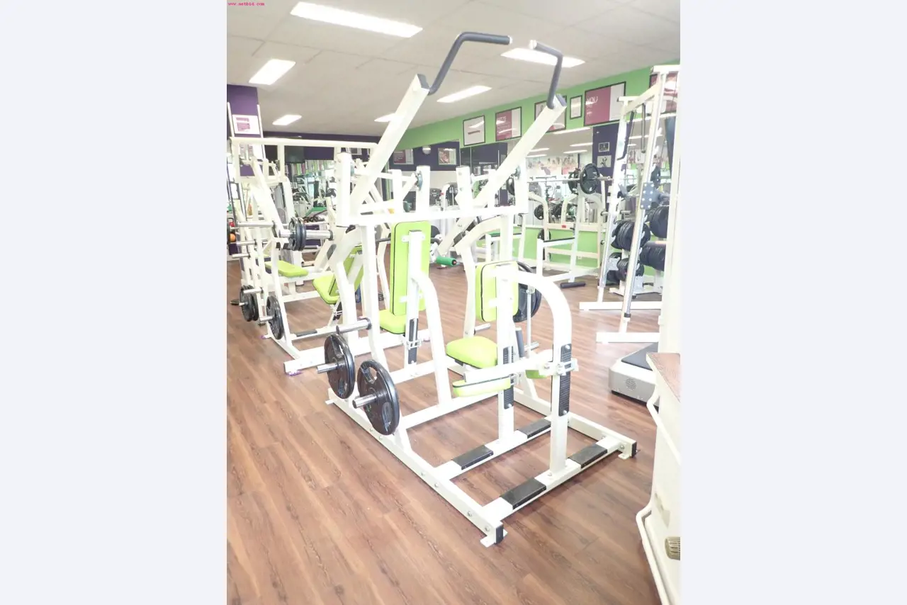 gepflegte Ausstattung eines Fitnessstudios <br>-9