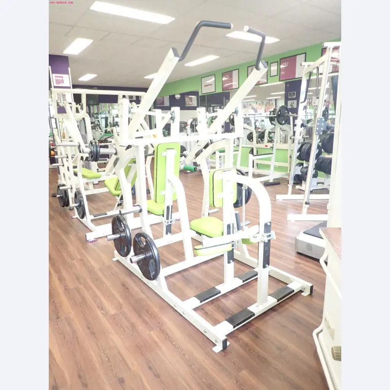 gepflegte Ausstattung eines Fitnessstudios <br>-9