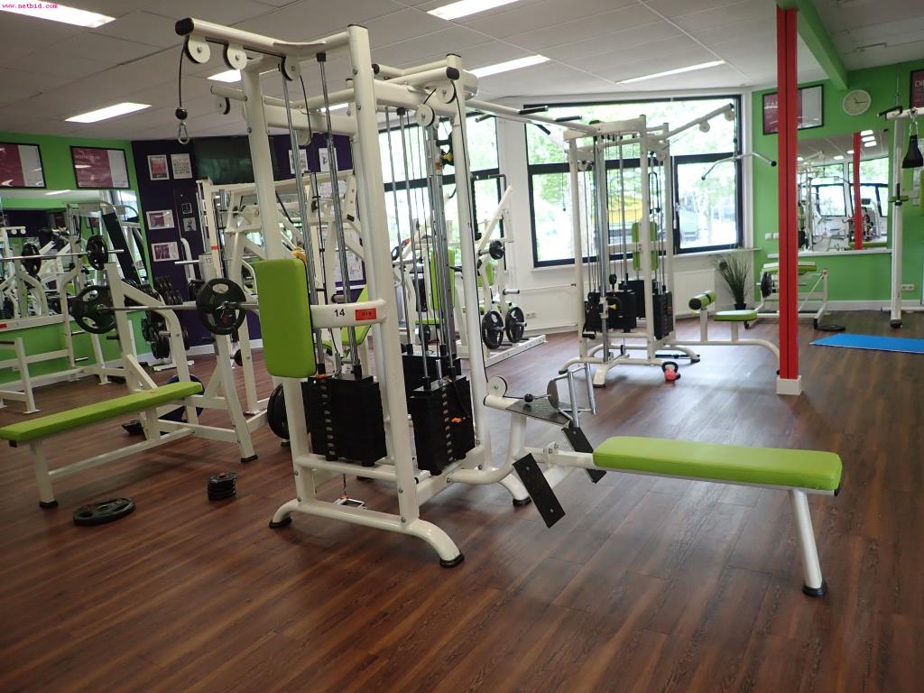 gepflegte Ausstattung eines Fitnessstudios <br>-1