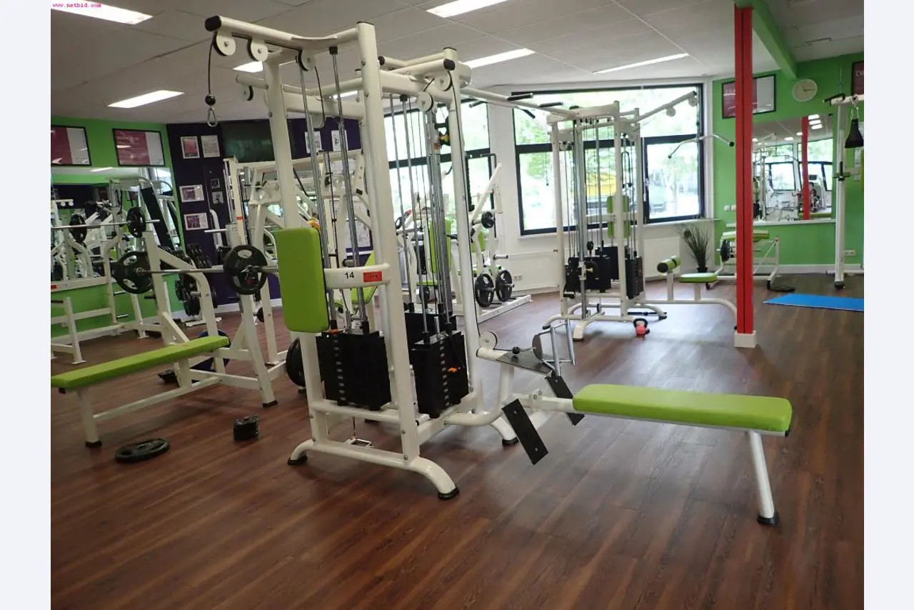 gepflegte Ausstattung eines Fitnessstudios <br>-1