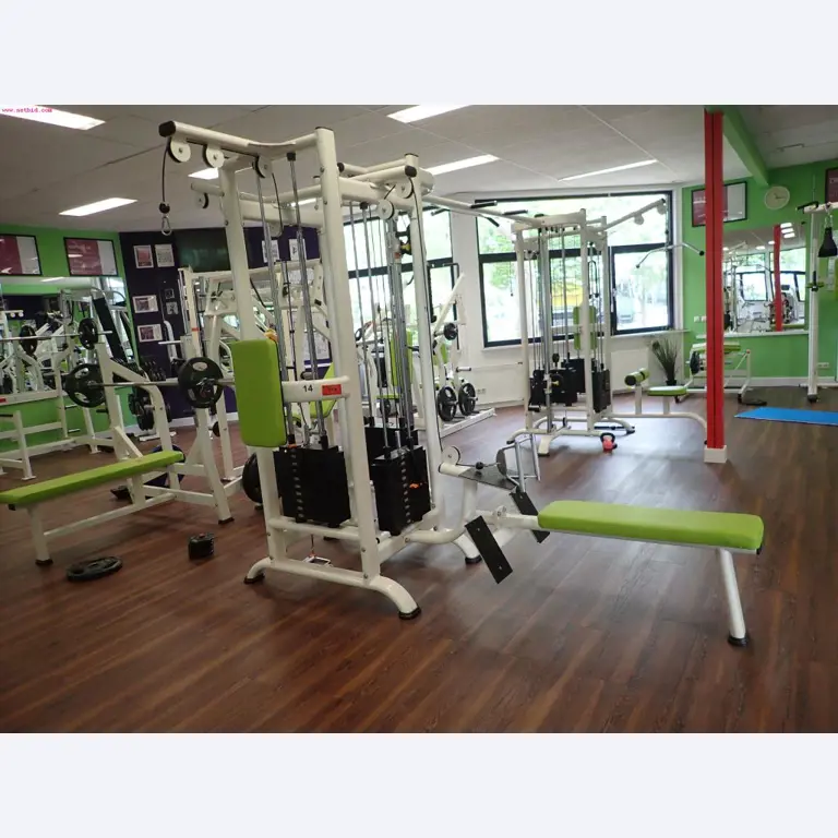 gepflegte Ausstattung eines Fitnessstudios <br>-1