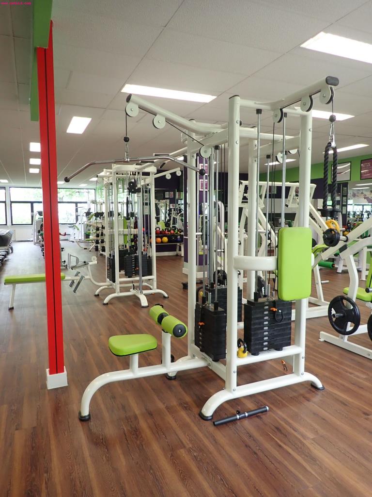 gepflegte Ausstattung eines Fitnessstudios <br>-2