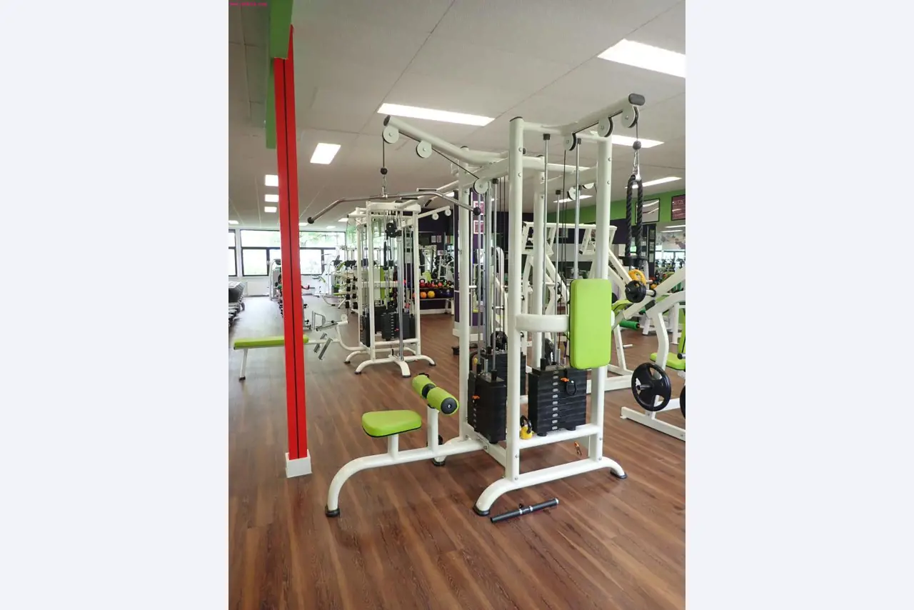 gepflegte Ausstattung eines Fitnessstudios <br>-2