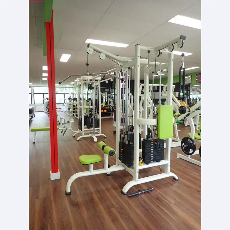 gepflegte Ausstattung eines Fitnessstudios <br>-2