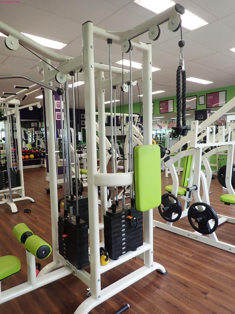 gepflegte Ausstattung eines Fitnessstudios <br>-3