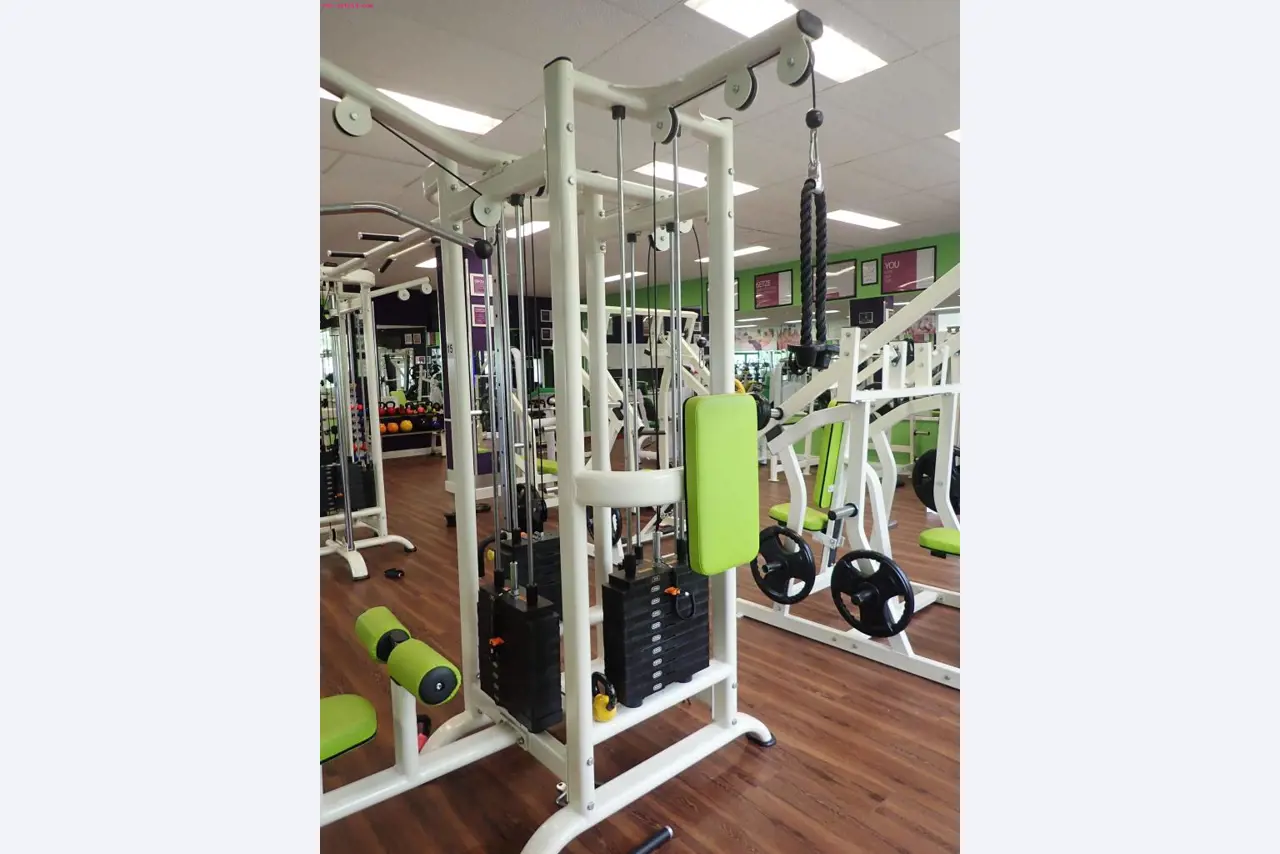 gepflegte Ausstattung eines Fitnessstudios <br>-3