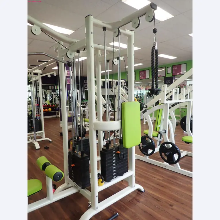 gepflegte Ausstattung eines Fitnessstudios <br>-3