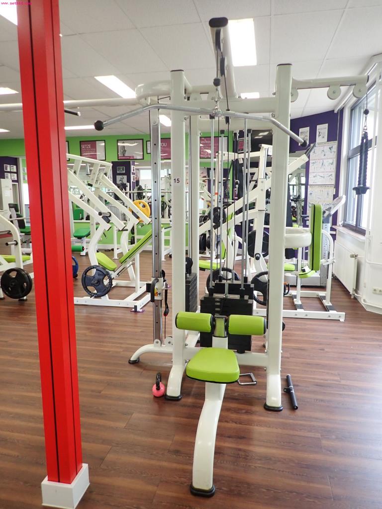 gepflegte Ausstattung eines Fitnessstudios <br>-4