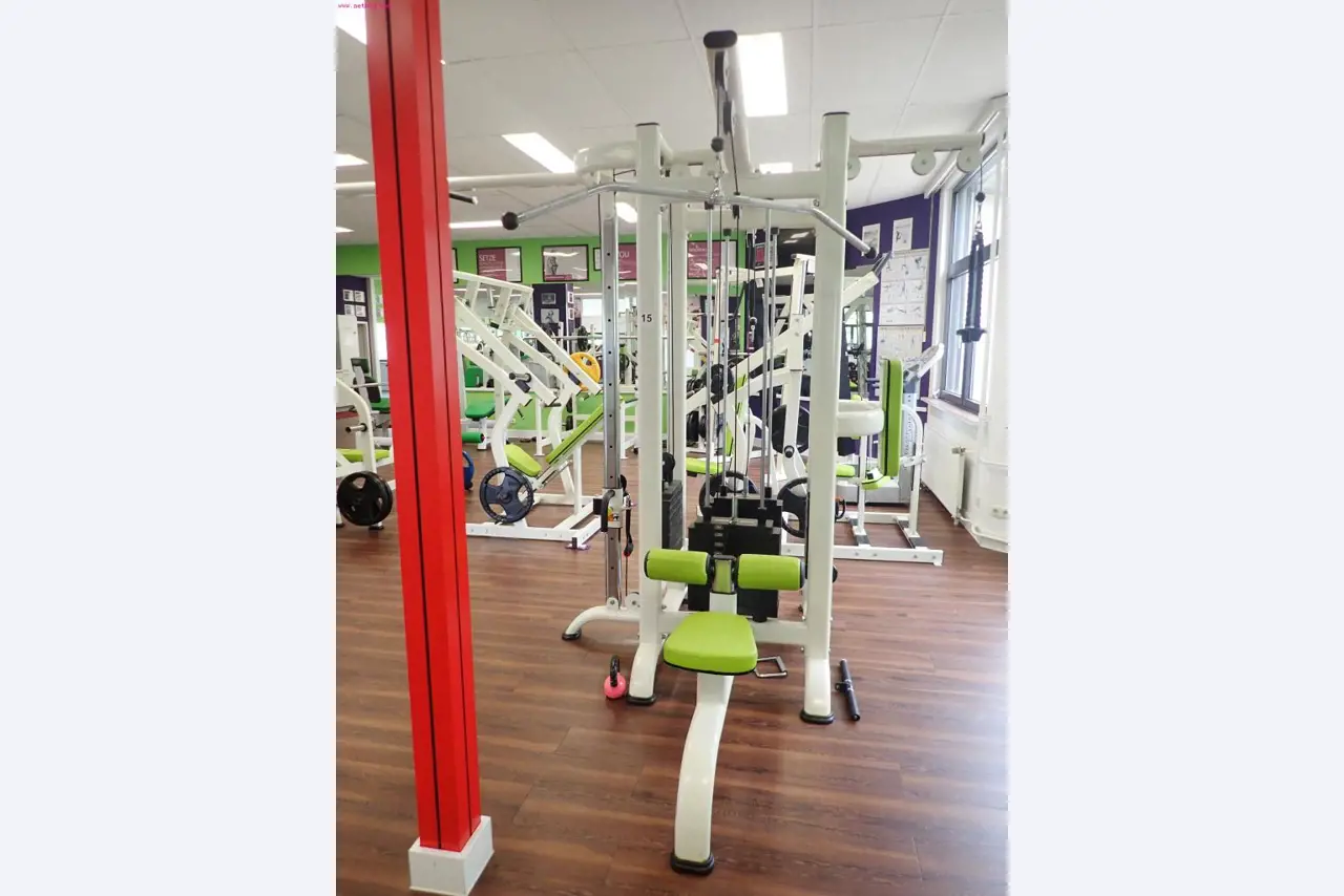 gepflegte Ausstattung eines Fitnessstudios <br>-4