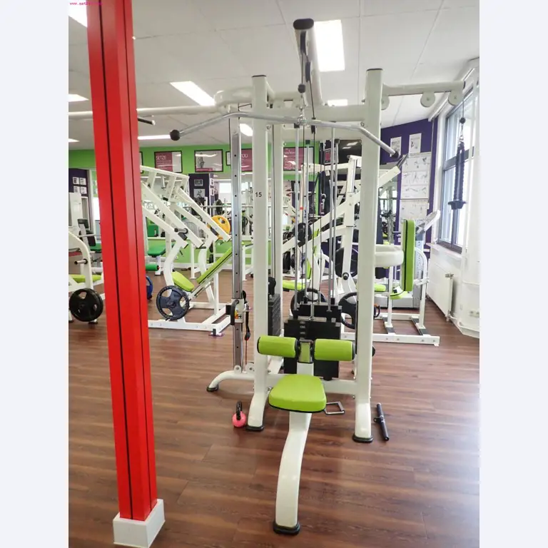 gepflegte Ausstattung eines Fitnessstudios <br>-4