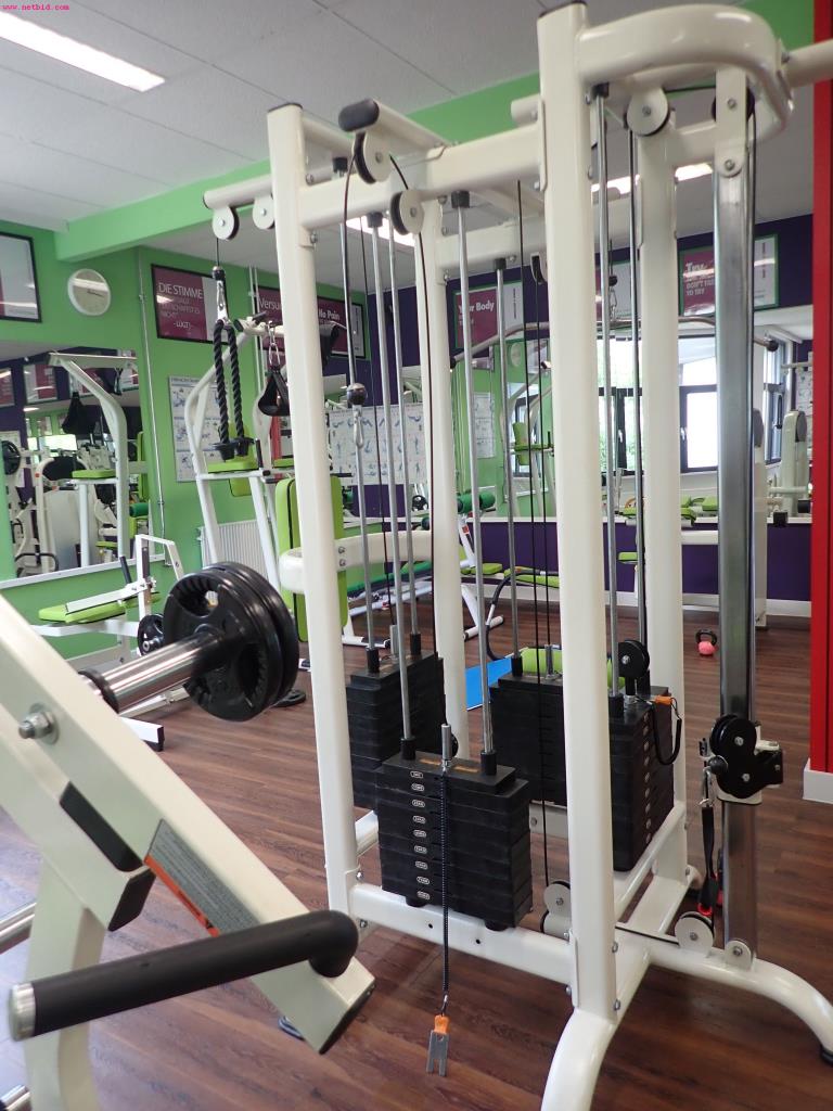 gepflegte Ausstattung eines Fitnessstudios <br>-5