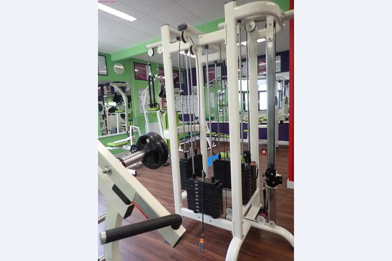 gepflegte Ausstattung eines Fitnessstudios <br>-5