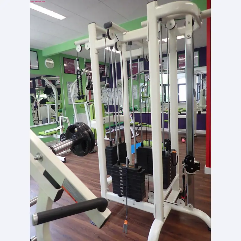 gepflegte Ausstattung eines Fitnessstudios <br>-5