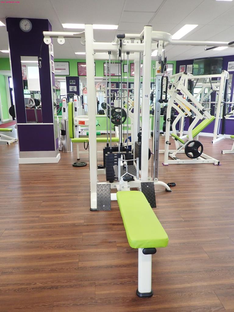 gepflegte Ausstattung eines Fitnessstudios <br>-6