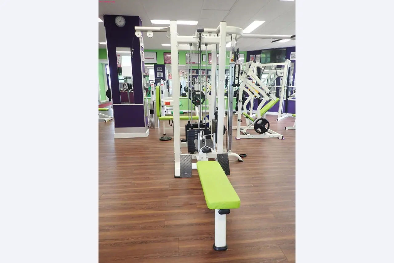 gepflegte Ausstattung eines Fitnessstudios <br>-6