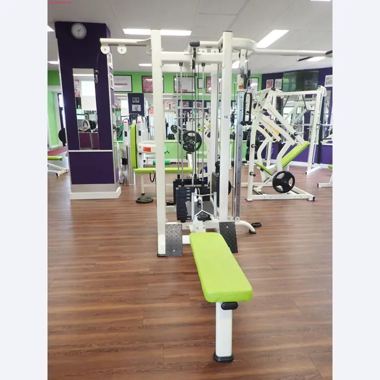 gepflegte Ausstattung eines Fitnessstudios <br>-6