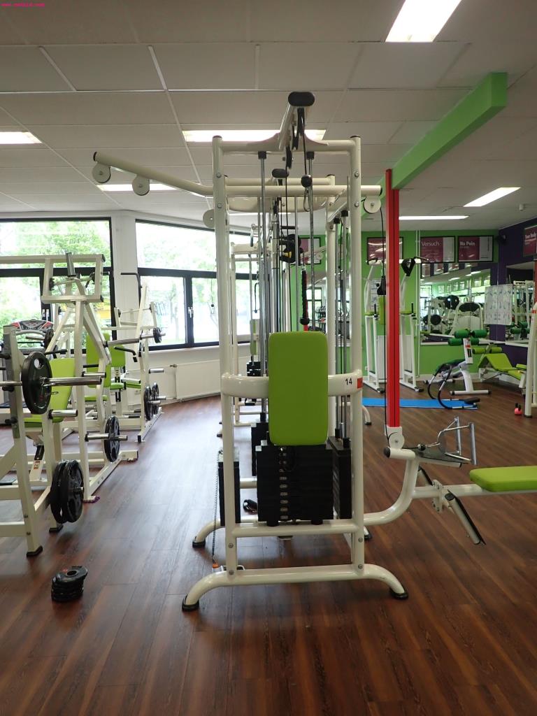 gepflegte Ausstattung eines Fitnessstudios <br>-7