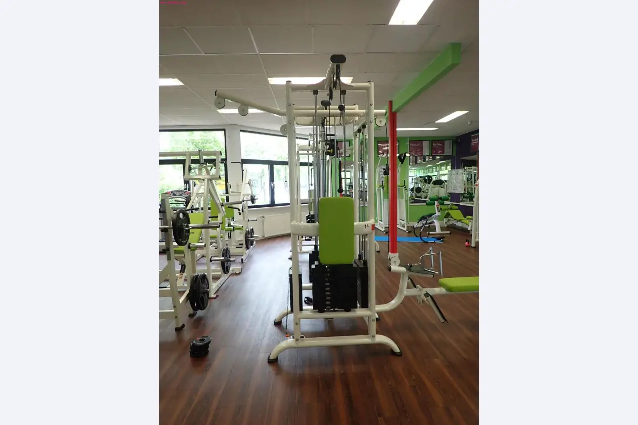 gepflegte Ausstattung eines Fitnessstudios <br>-7