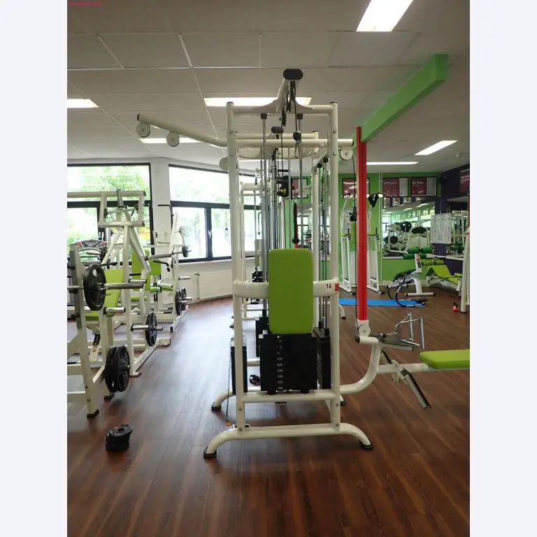 gepflegte Ausstattung eines Fitnessstudios <br>-7