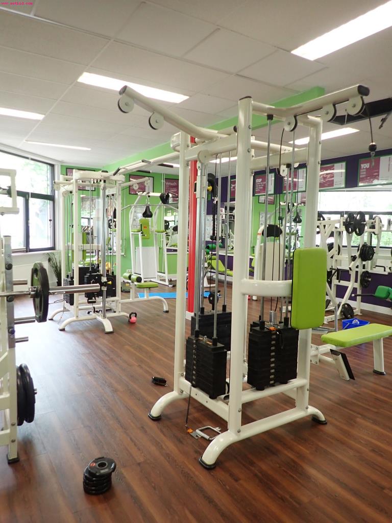 gepflegte Ausstattung eines Fitnessstudios <br>-8