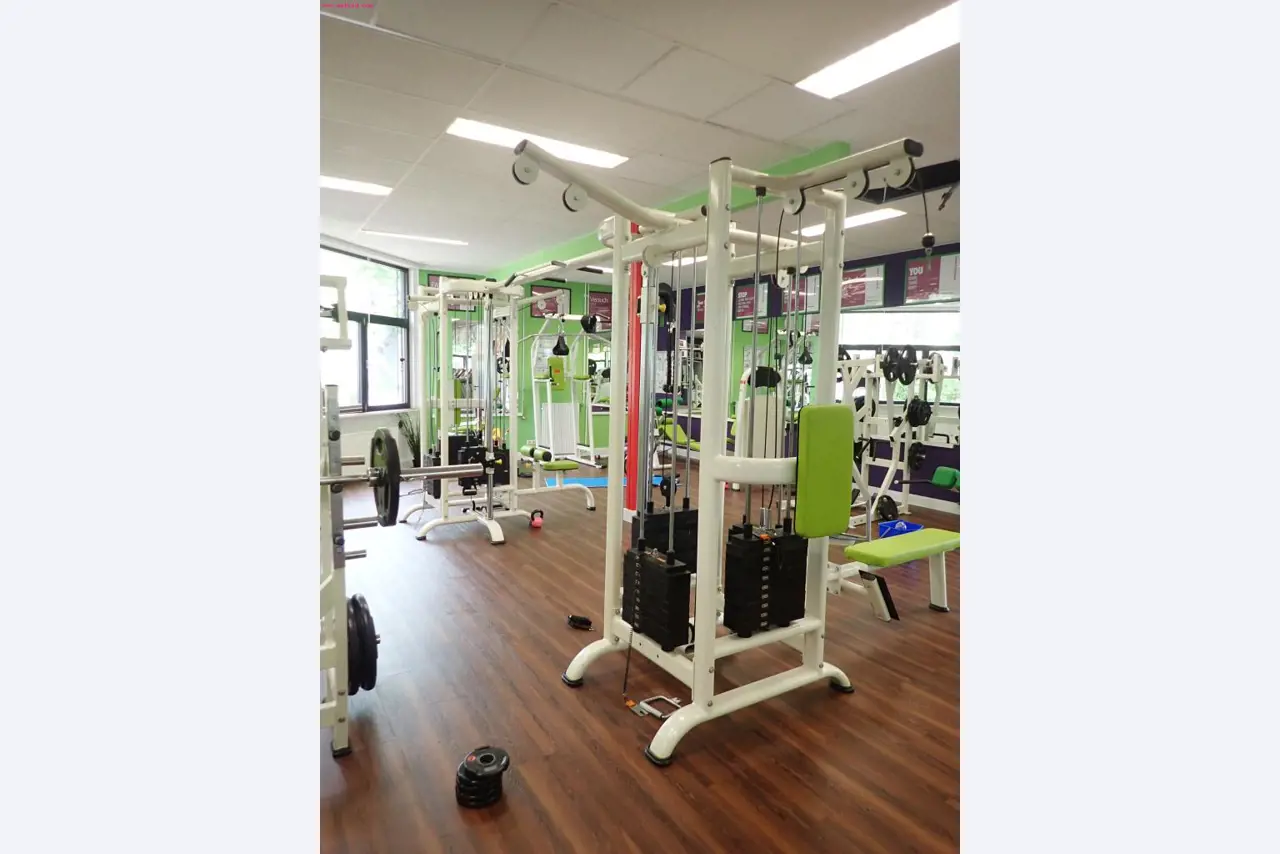 gepflegte Ausstattung eines Fitnessstudios <br>-8