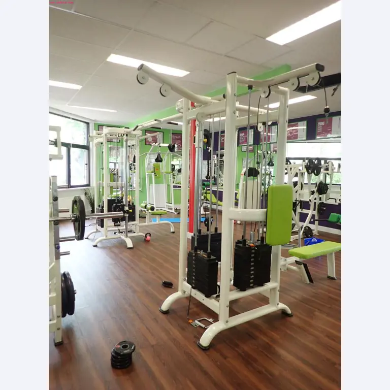 gepflegte Ausstattung eines Fitnessstudios <br>-8