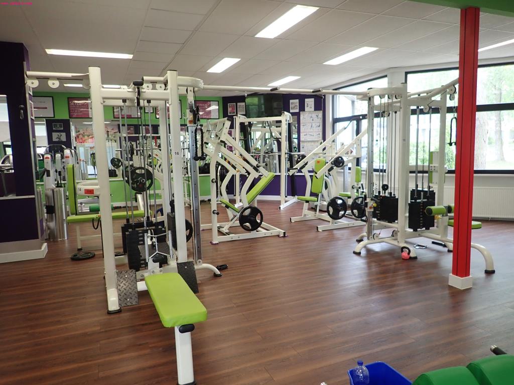 gepflegte Ausstattung eines Fitnessstudios <br>-9